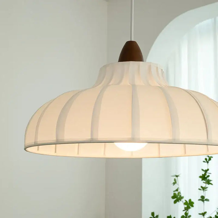 Suspension blanche plissée style scandinave avec détail bois élégant