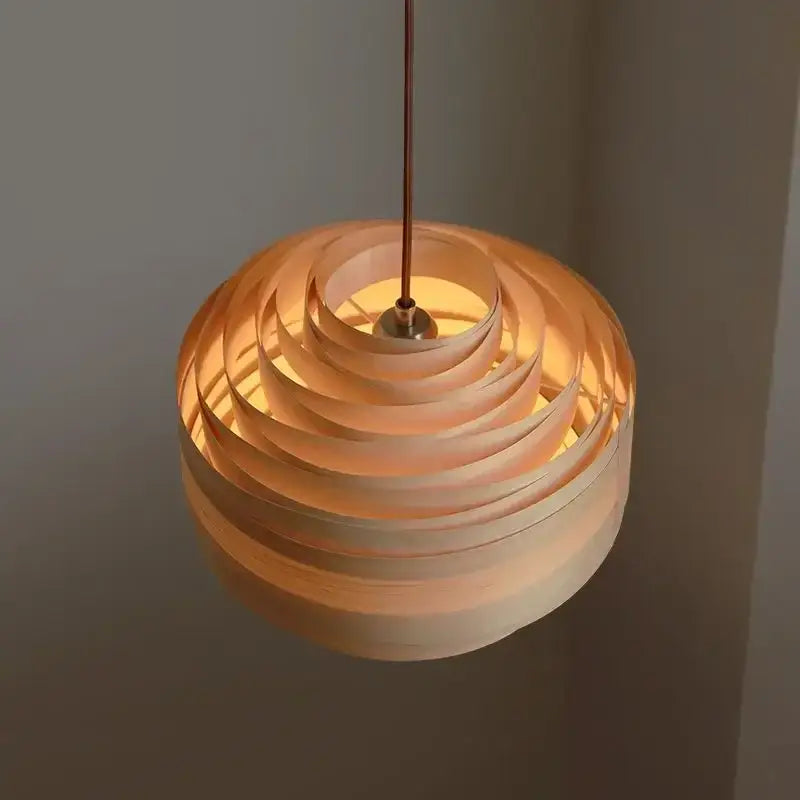 Suspension bois artisanale avec lumière douce chic