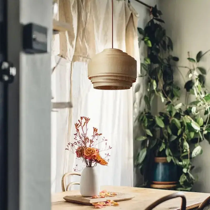 Suspension bois artisanale avec lumière douce chic