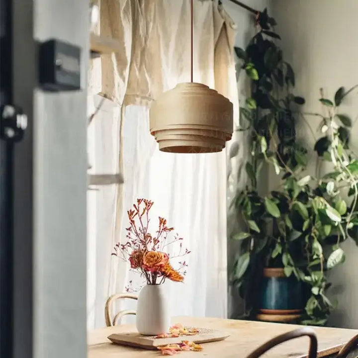 Suspension bois artisanale avec lumière douce chic