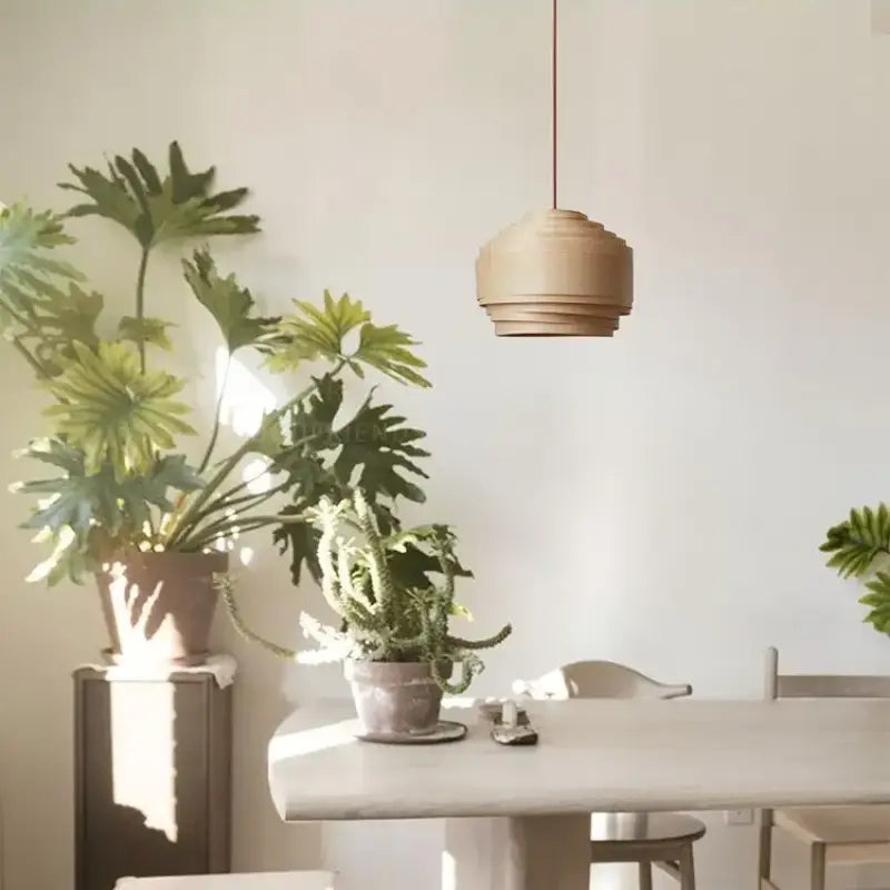 Suspension bois artisanale avec lumière douce chic