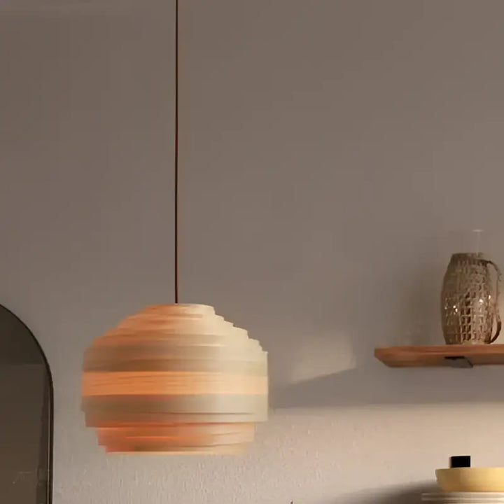 Suspension bois artisanale avec lumière douce chic