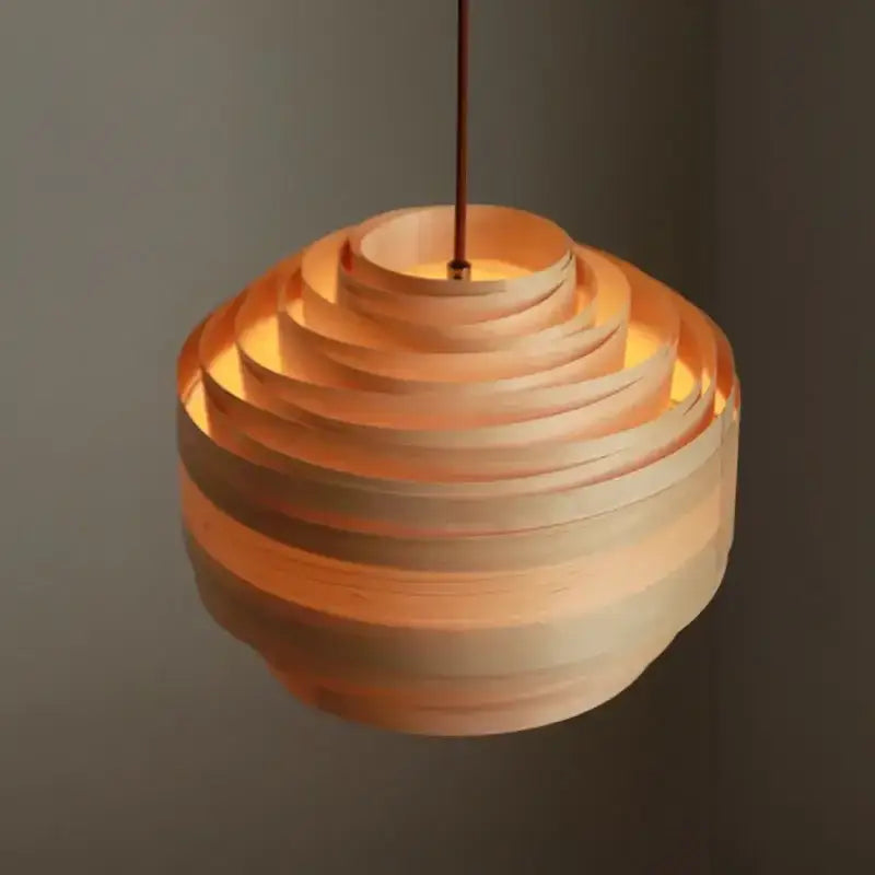 Suspension bois artisanale avec lumière douce chic