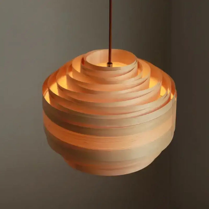 Suspension bois artisanale avec lumière douce chic