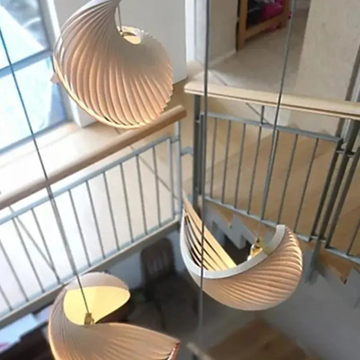 Suspension bois sculptural en forme torsadée élégante lumineuse