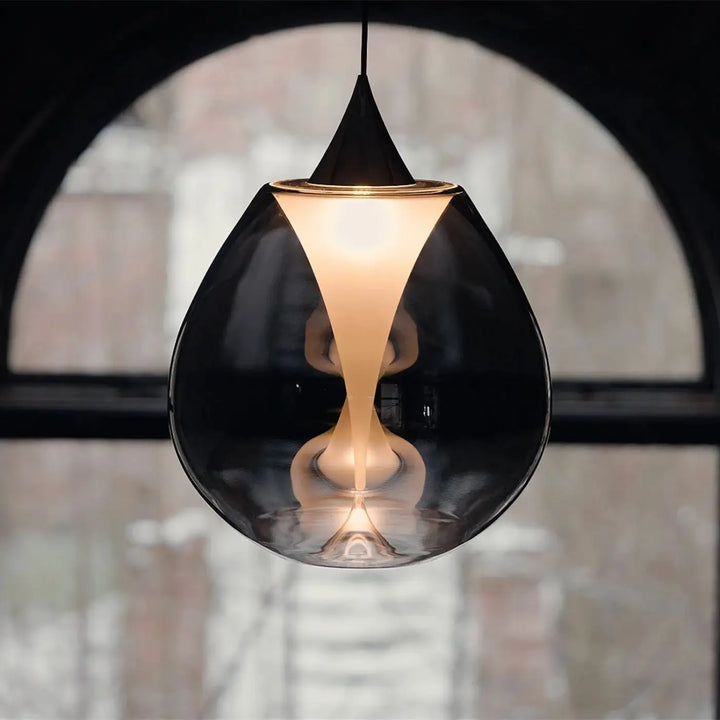 Suspension bond avec verre soufflé en forme de goutte teintée fumée et lumière ambre chaleureuse double disque convexe