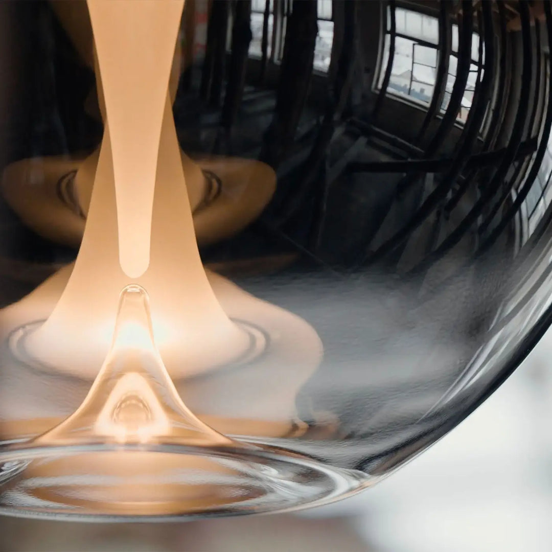 Suspension bond en verre soufflé avec base sculpturale moderne et double disque convexe émettant une lumière chaude