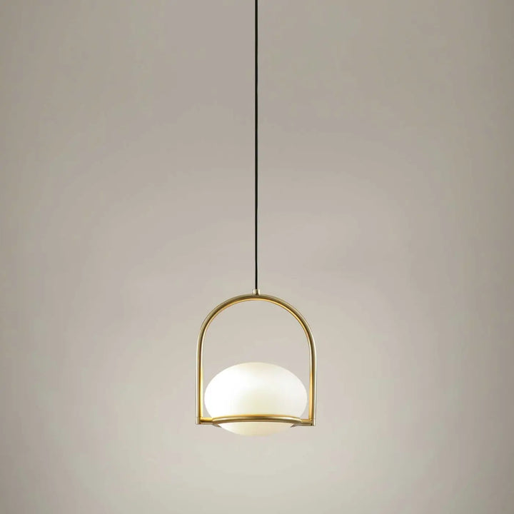 Suspension Coco dorée à globe blanc #couleur_dore