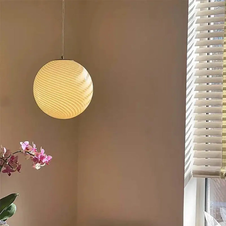 Suspension boule en verre design doux et contemporain chic