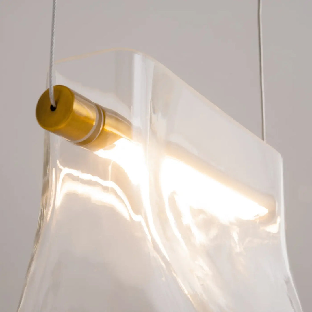 Suspension cabaret en verre transparent avec capuchon métal doré et led intégrée idéale au-dessus d’une table