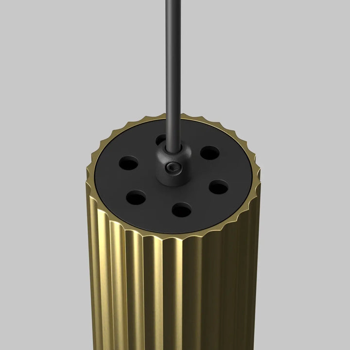 Suspension luminaire calipso tube dorée cylindrique cannelée avec top noir perforé idéale au-dessus d’un îlot