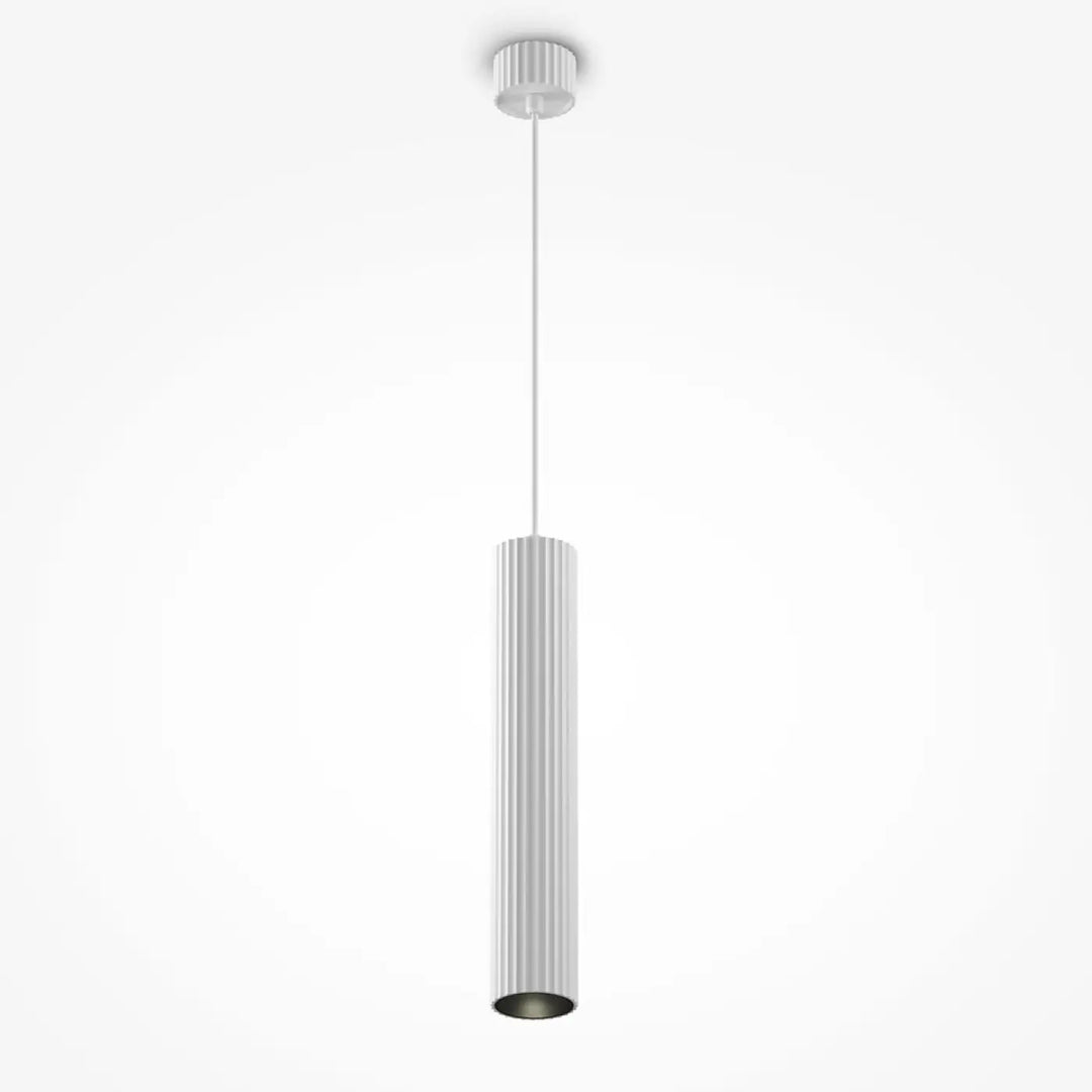 Suspension luminaire calipso tube blanc cylindrique au-dessus d’un îlot avec rainures verticales design moderne