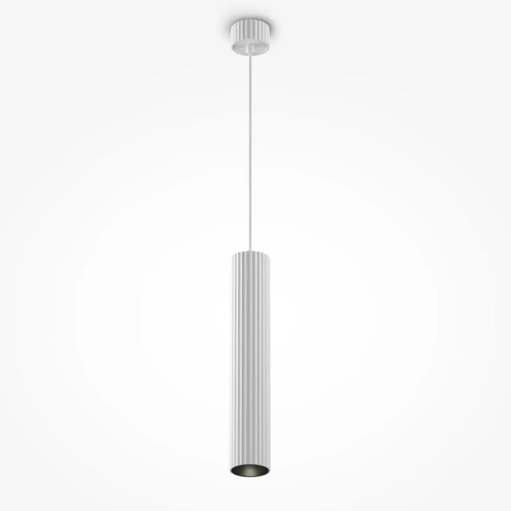 Suspension luminaire calipso tube blanc cylindrique au-dessus d’un îlot avec rainures verticales design moderne
