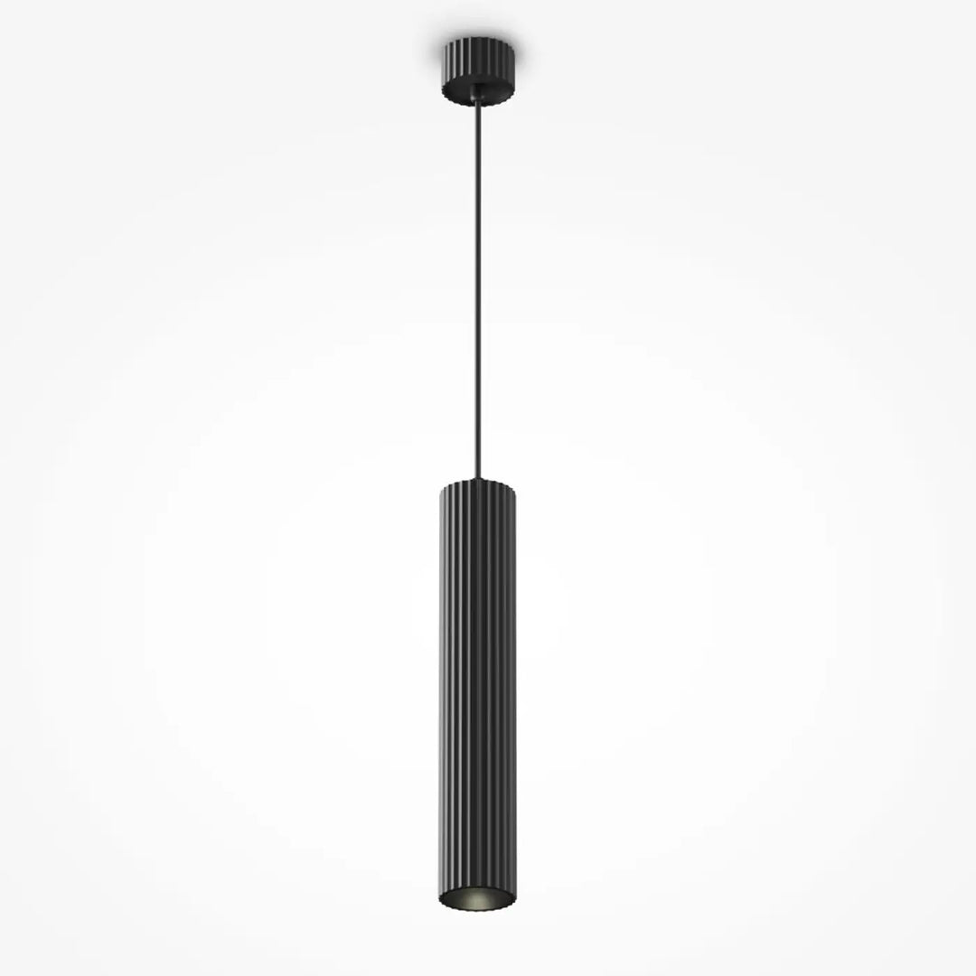 Suspension luminaire calipso tube noire cylindrique avec rainures verticales au-dessus d’un îlot pour éclairage moderne