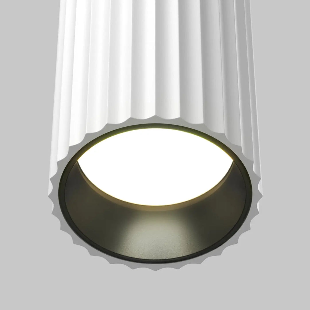 Luminaire suspension calipso tube blanc avec base noire circulaire au-dessus d’un îlot pour éclairage moderne