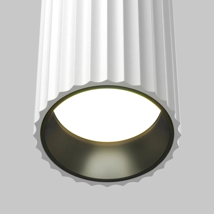 Luminaire suspension calipso tube blanc avec base noire circulaire au-dessus d’un îlot pour éclairage moderne