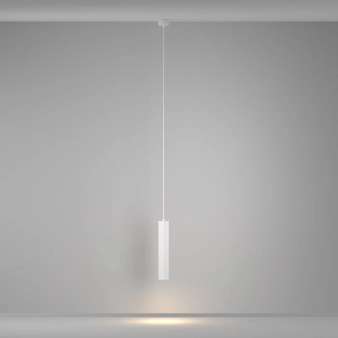 Suspension luminaire calipso tube blanc cylindrique minimaliste au-dessus d’un îlot avec design moderne élégant