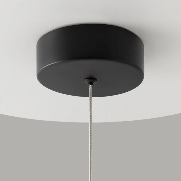 Suspension luminaire cascade conique noire mate avec led intégrée et corde tressée argentée idéale pour cage d’escalier
