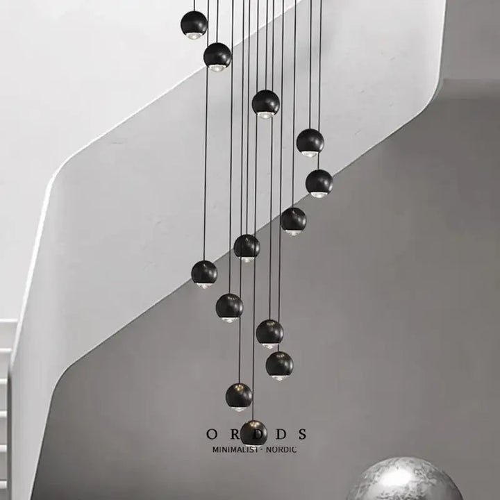 Suspension Cascade Moderne Boules Noires Pour Escalier