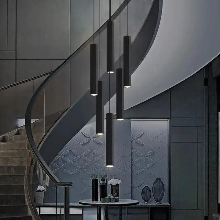 Suspension Cascade Moderne Cylindres Noirs Pour Escalier Chic