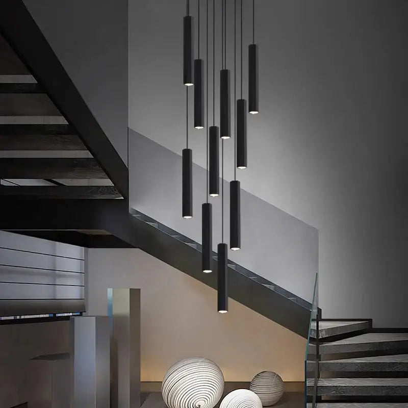 Suspension Cascade Moderne Cylindres Noirs Pour Escalier Chic