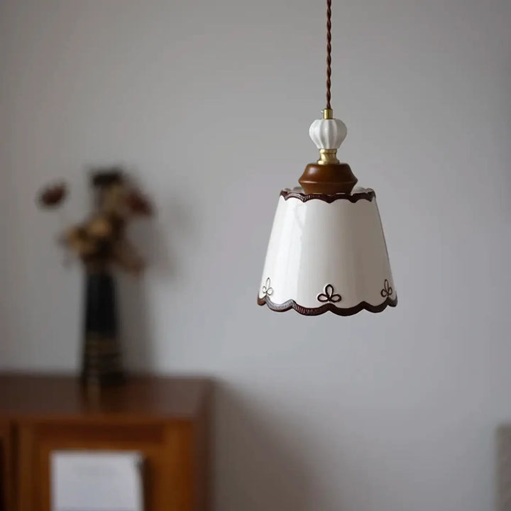 Suspension céramique et bois avec abat‑jour élégant