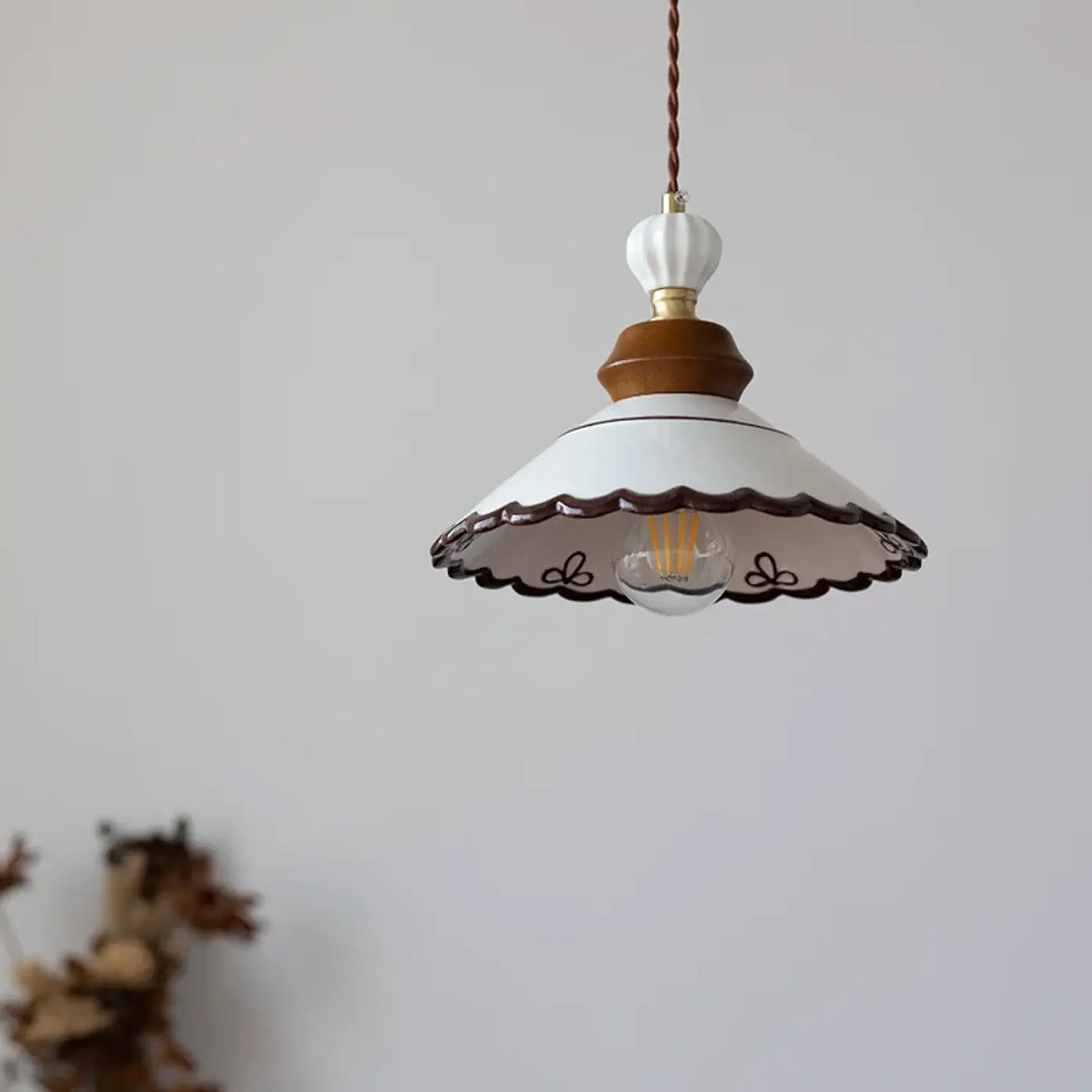 Suspension céramique et bois avec abat‑jour élégant