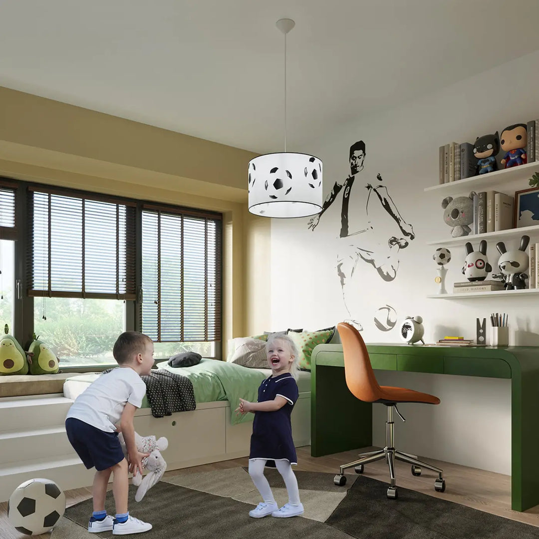 Suspension ballons de football dans une chambre d'enfant
