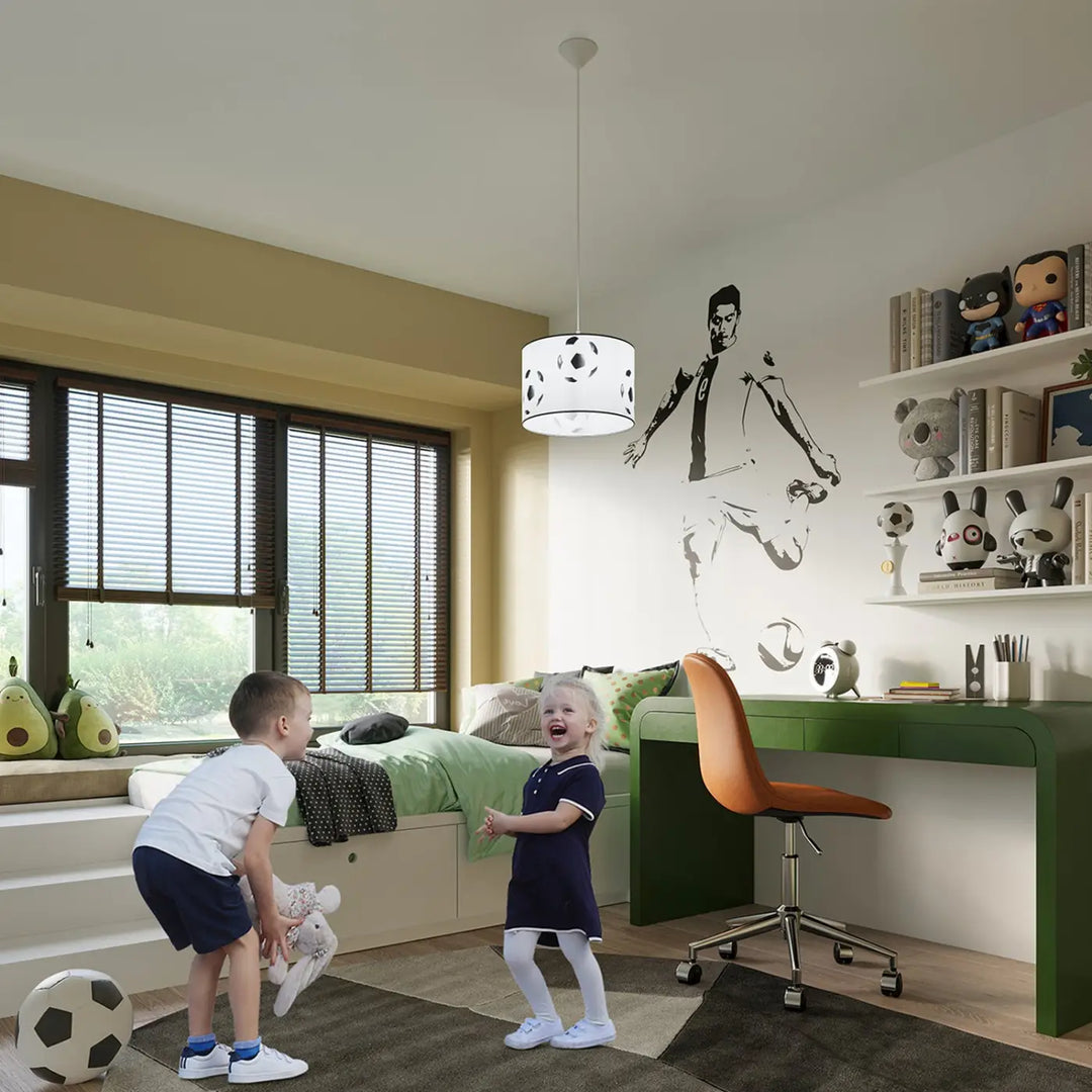 Suspension ballons de football dans une chambre d'enfant
