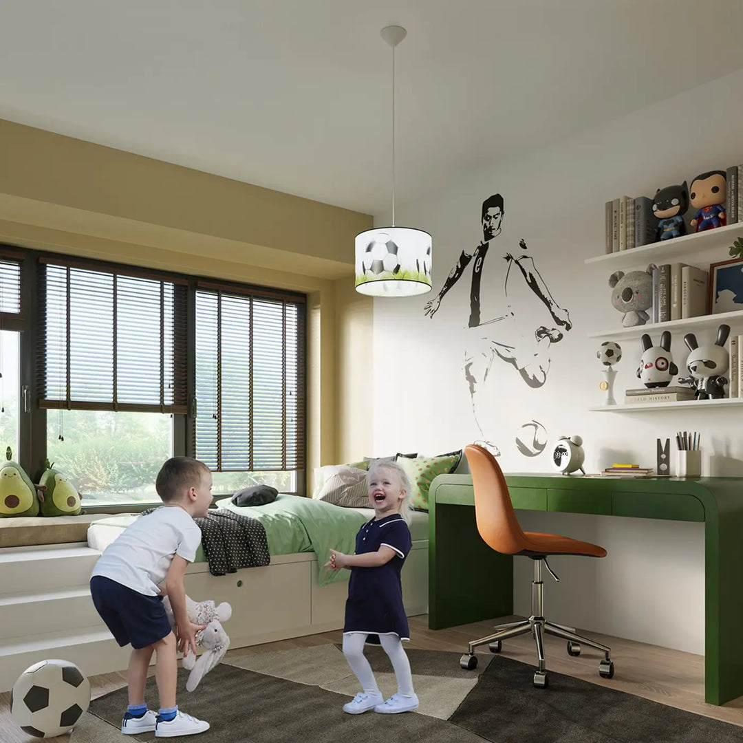 Suspension ballons de football dans une chambre d'enfant