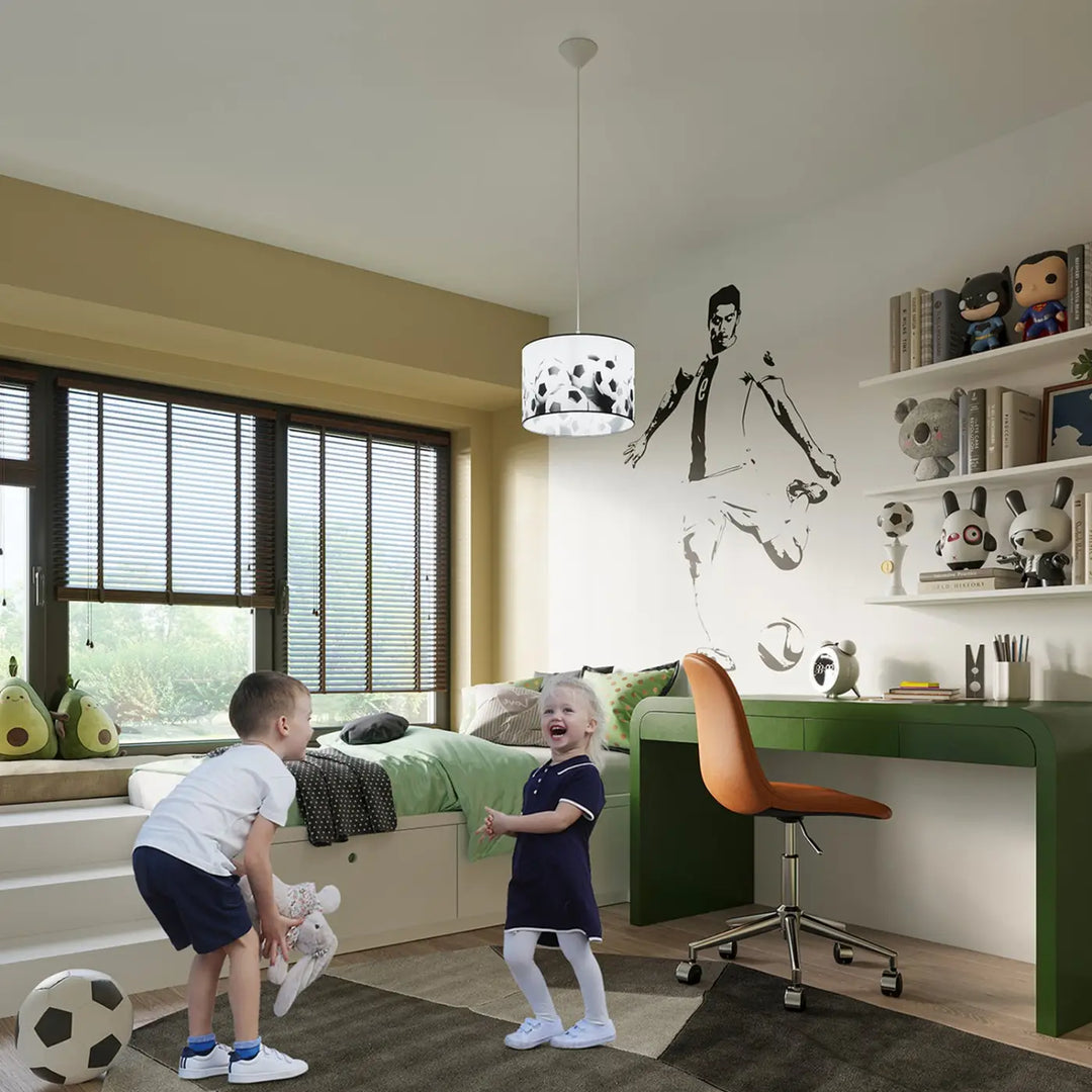 Suspension ballons de football dans une chambre d'enfant
