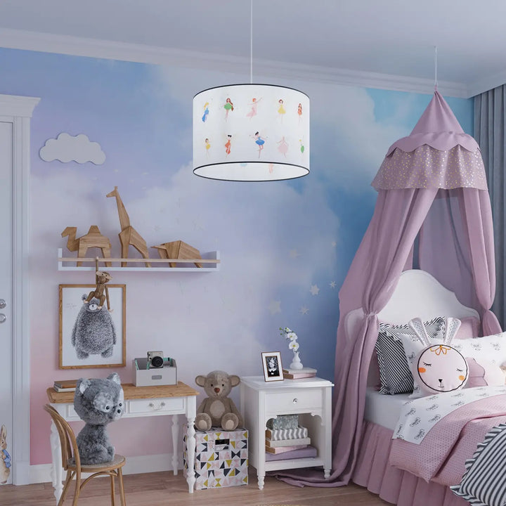 Suspension multicolore dans une chambre d'enfant