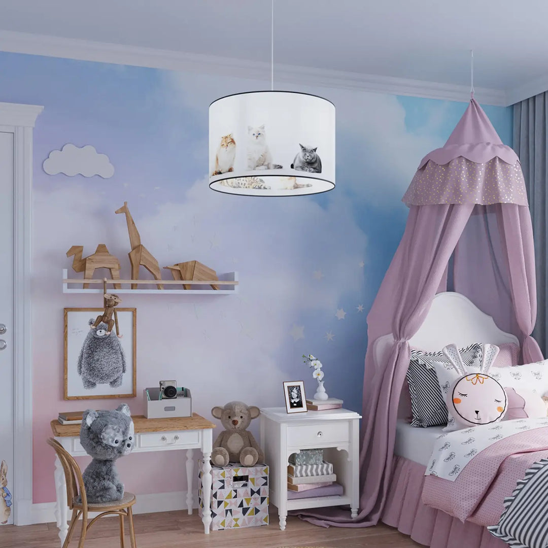 Suspension multicolore dans une chambre d'enfant