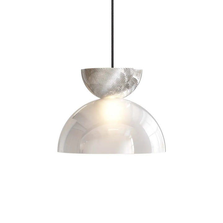 Suspension charm demi-sphère avec dôme métallique argenté texturé et verre sablé blanc translucide