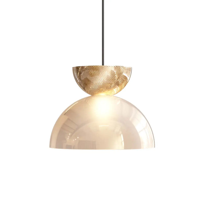 Suspension luminaire charm demi-sphère avec dôme supérieur doré texturé et verre sablé demi-sphère transparente doucement éclairée
