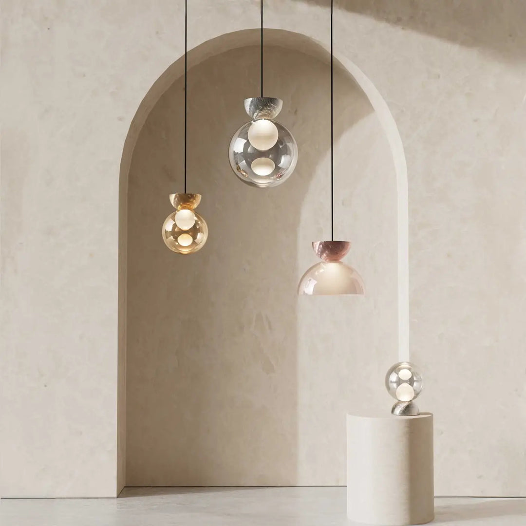 Suspension luminaire charm demi-sphère transparente en verre sablé avec finitions or chaud argent frais et rose doux