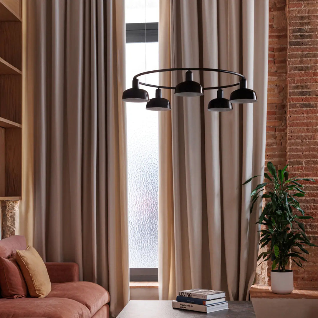Suspension circulaire Tatawin verre noir de Faro Barcelona en situation