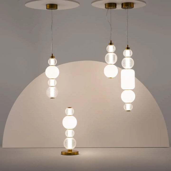 Suspension collar et lampe sur pied en métal doré avec cinq diffuseurs ronds en verre givré texturé blanc