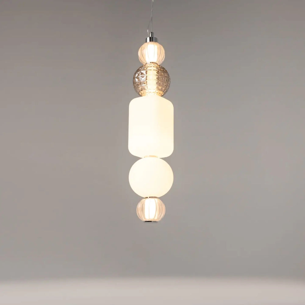Suspension collar moderne avec cinq diffuseurs ronds en métal doré, verre opaque blanc et verre translucide texturé