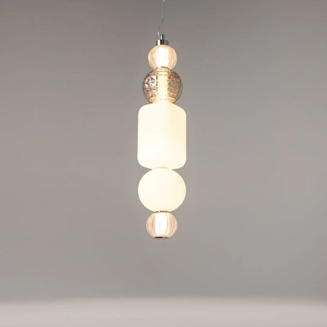 Suspension collar moderne avec cinq diffuseurs ronds en métal doré, verre opaque blanc et verre translucide texturé