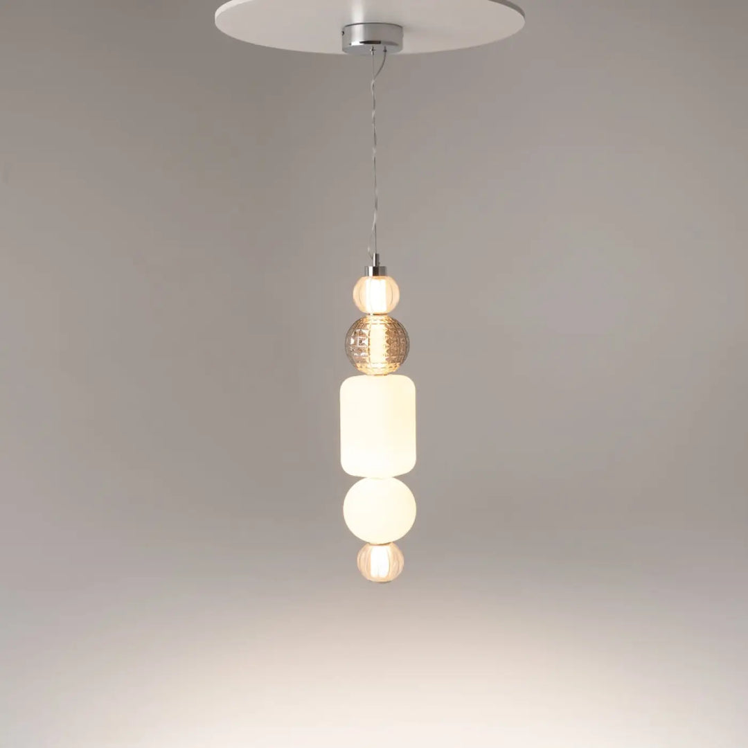 Suspension collar avec cinq diffuseurs ronds en métal doré et sphères en verre givré, montage plafond blanc circulaire