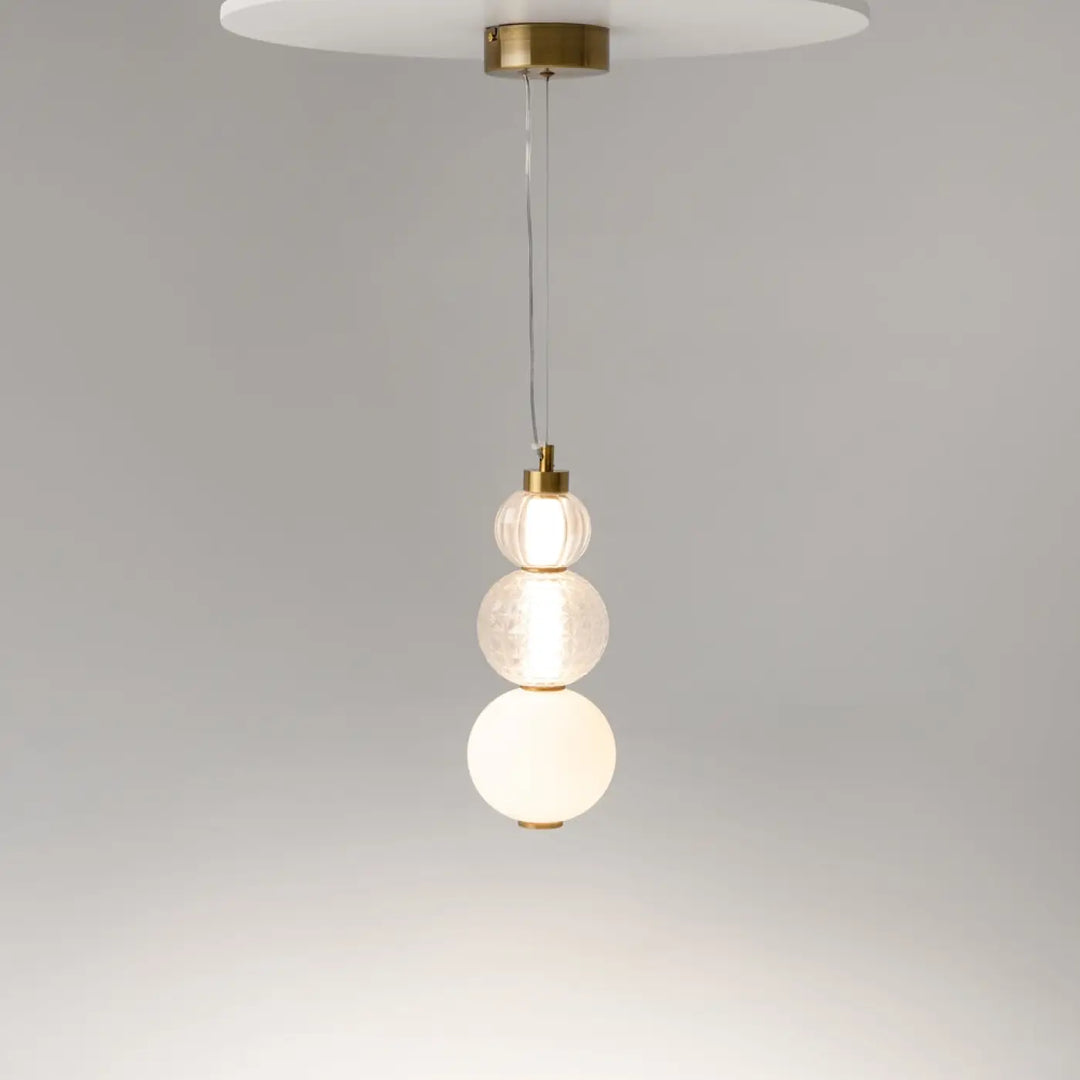 Suspension collar avec trois sphères en verre dépoli et métal doré offrant une lumière à 360 degrés moderne et élégante