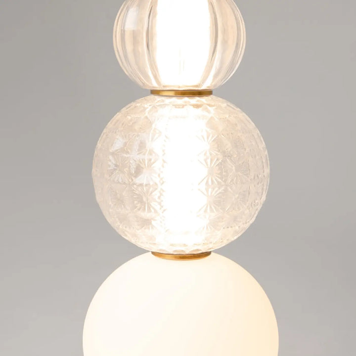 Suspension collar globe avec lumière à 360° et métal doré, trois globes superposés en verre varié blanc et transparent ribbé