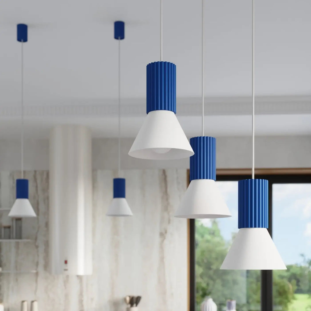 Suspension blanc/outremer vue rapprochée dans son décor