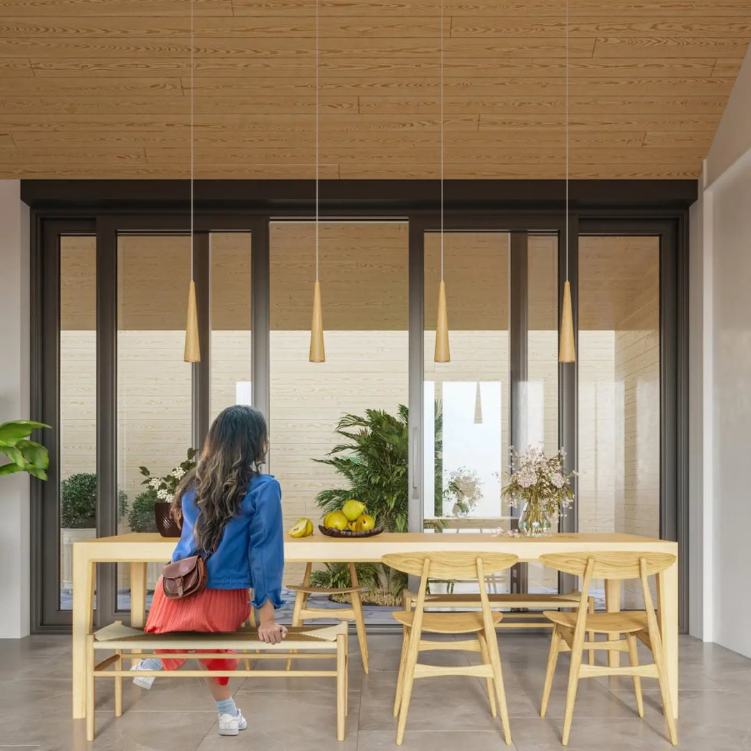 Suspension bois naturel au-dessus d'une table