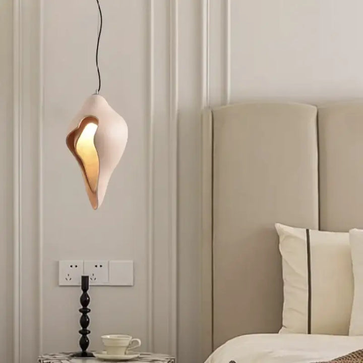 Suspension contemporaine au design organique et artistique

