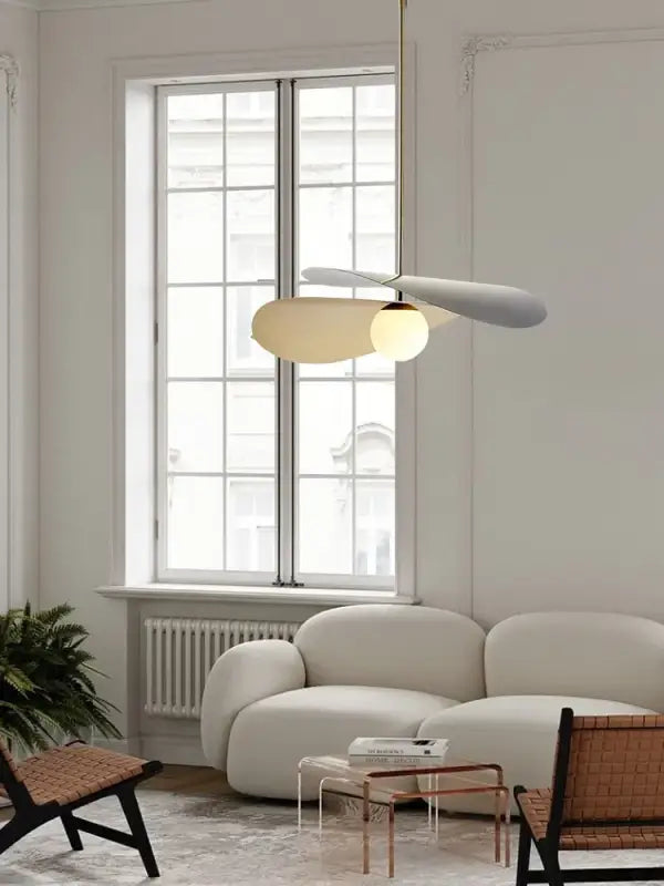 Suspension Contemporaine Forme Hélice Et Globe Central


