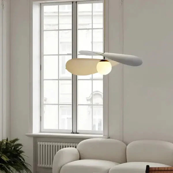 Suspension Contemporaine Forme Hélice Et Globe Central

