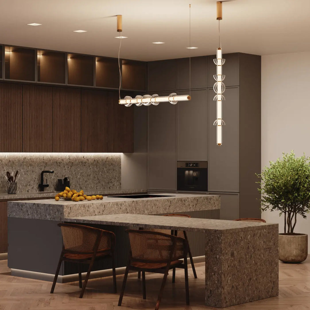 Modern suspension luminaire cosmo avec led linéaire en verre transparent et accents métalliques au-dessus de lîle de cuisine