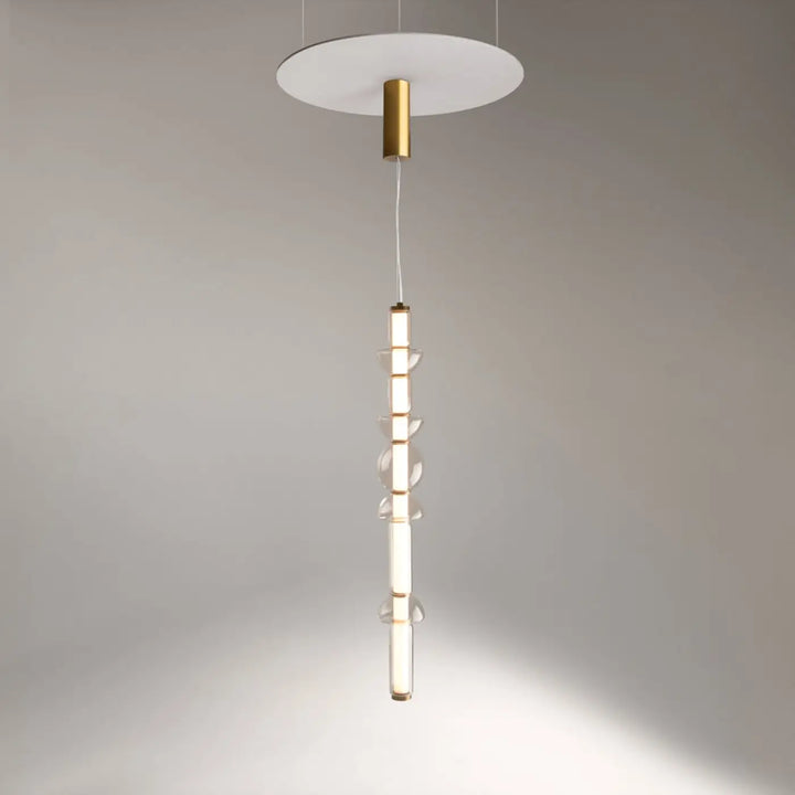 Suspension luminaire cosmo linéaire avec led linéaire, monture blanche, tige dorée et segments en verre transparent strié